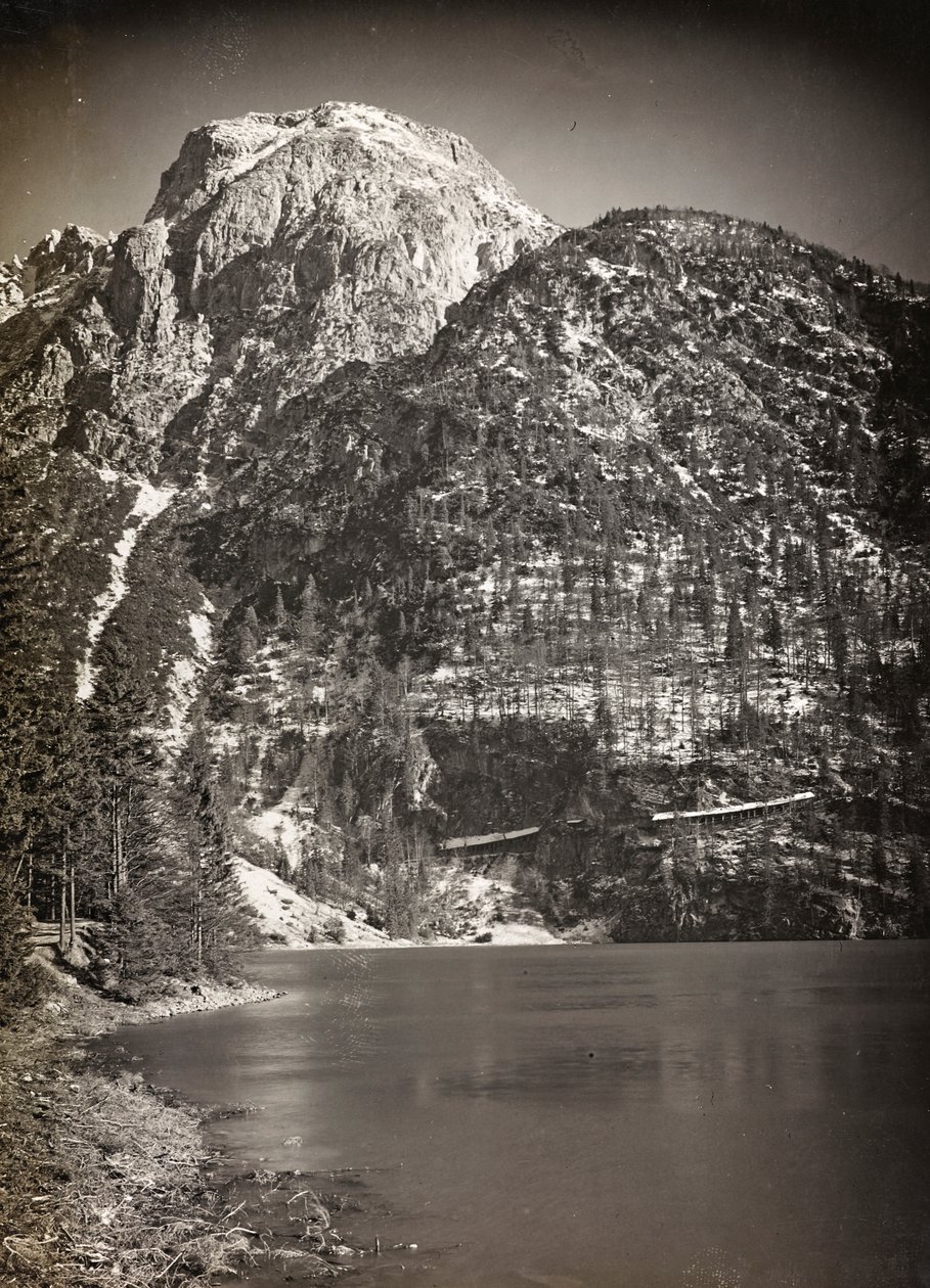 Albumi "Minun maailmansota - muistoja Lounaisrintamasta Kärntenissä, Italiassa, Trentino-Alto Adigessa) 31.3.1915-12.11.1918 - Josef Zohlen Wien": Lake Predil (tai Raibl) (b/w) tekijältä Josef Zohles
