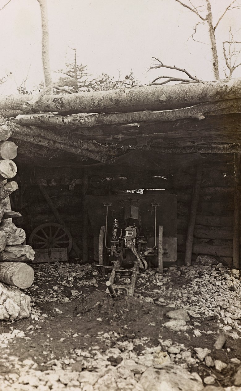 Albumi "Oma maailmansota - muistoja Lounaisrintamasta Kärntenissä, Italiassa, Trentino-Alto Adigessa) 31/03/1915-12/11/1918 - Josef Zohles Wien": hökkeli tykin kanssa (m/w kuva tekijältä Josef Zohles