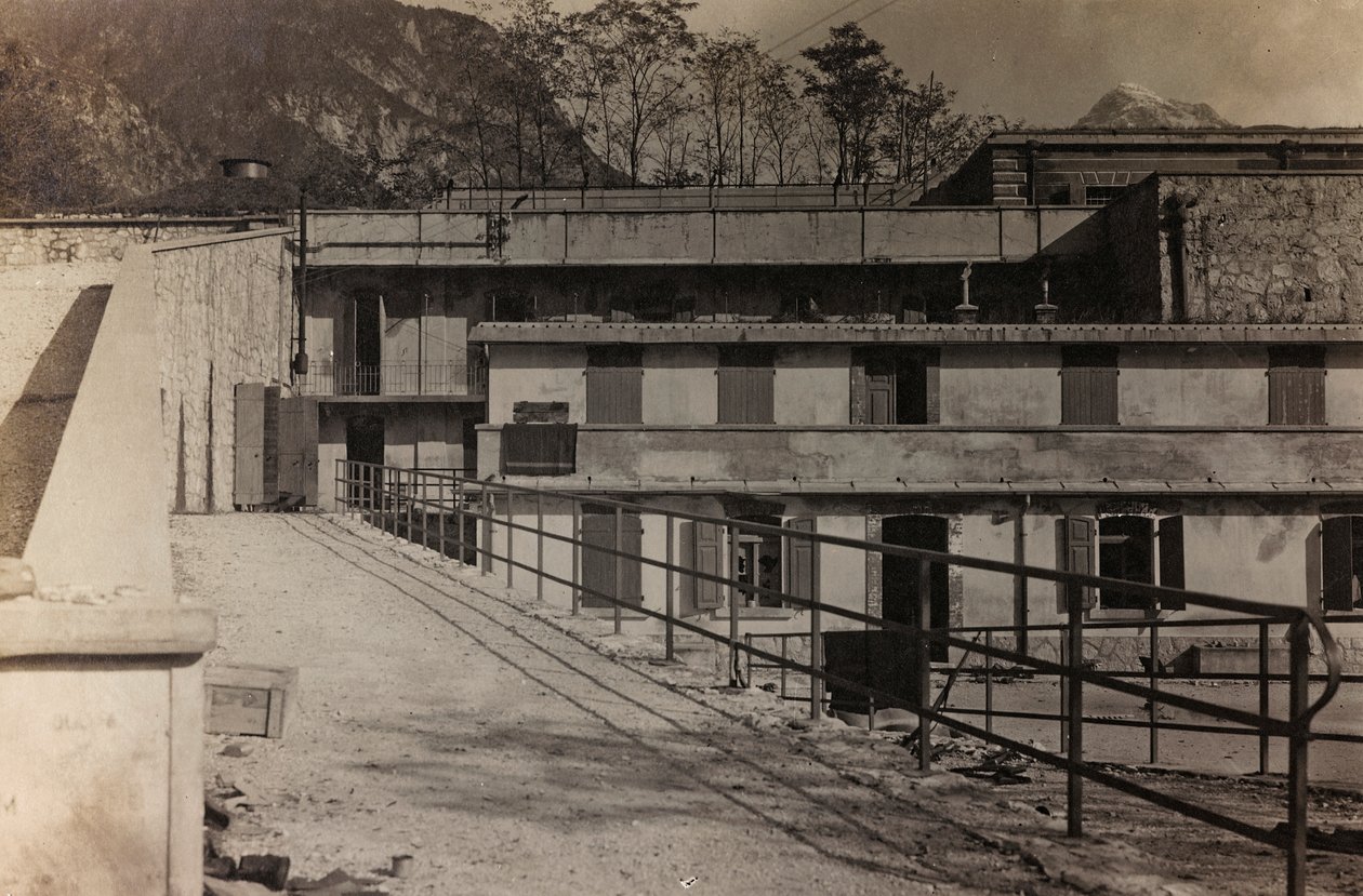 Albumi "Oma maailmansota - muistoja Lounaisrintamasta Kärntenissä, Italiassa, Trentino-Alto Adigessa) 31.3.1915-12.11.1918 - Josef Zohlen Wien": Chiusaforten linnoitus tekijältä Josef Zohles
