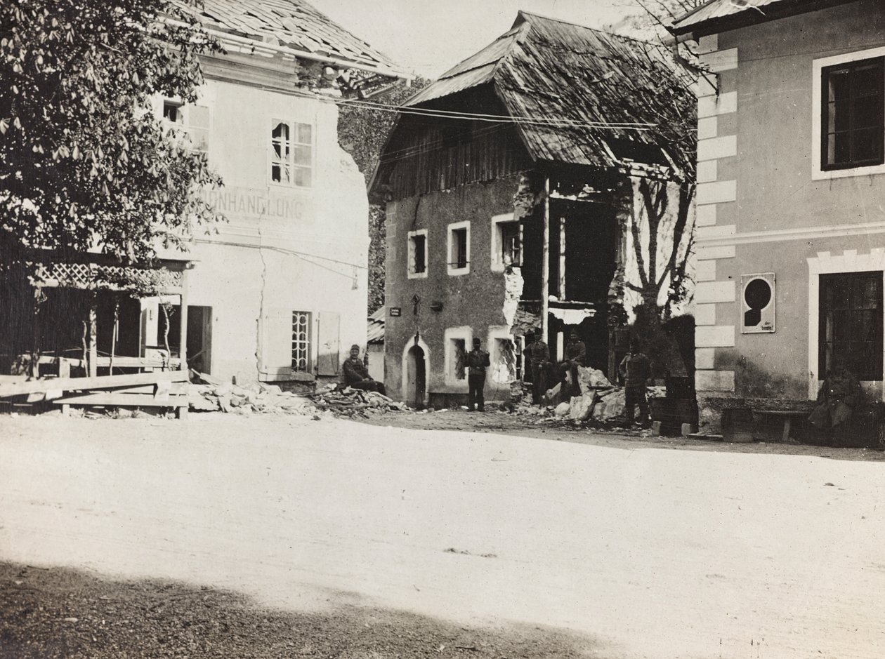 Albumi "Meine weltkriegs - Erinnerungen South-West Front (Kärnten, Italia, Etelä-Tiroli) (Minun maailmansota - muistoja Lounaisrintamasta Kärntenissä, Italiassa, Trentino-Alto Adige) 31.3.1915-12.11. 1918 - Josef Zohles Wien ": neliö ja rauniot (b/w pho tekijältä Josef Zohles