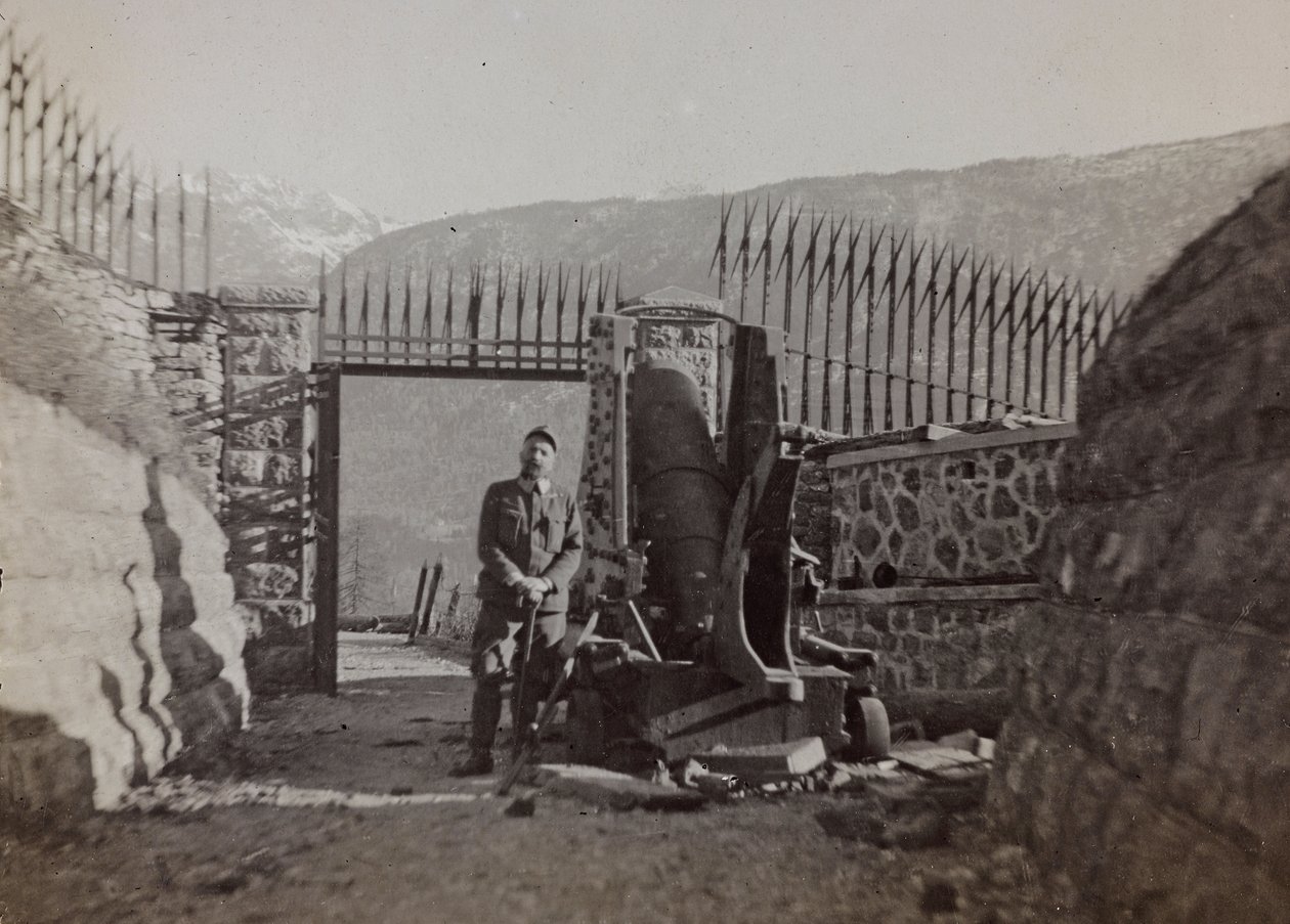 Albumi "Oma maailmansota - muistoja Lounaisrintamasta Kärntenissä, Italiassa, Trentino-Alto Adigessa) 31.3.1915-12.11.1918 - Josef Zohlen Wien": sotilas linnoituksen sisällä ( tekijältä Josef Zohles