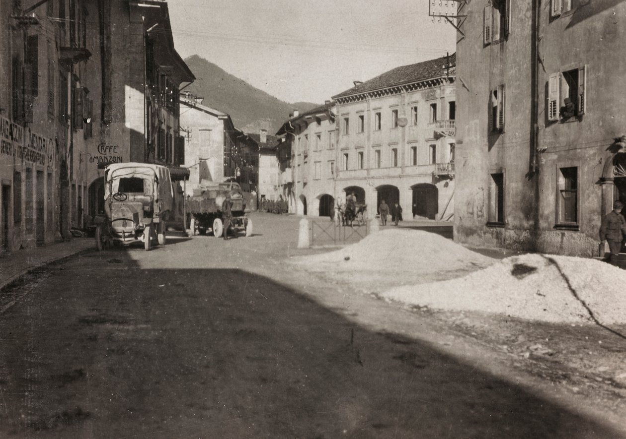Albumi "Oma maailmansota - muistoja Lounaisrintamasta Kärntenissä, Italiassa, Trentino-Alto Adigessa) 31.3.1915-12.11.1918 - Josef Zohlen Wien": neliö Tolmezzo (m/v kuva) tekijältä Josef Zohles