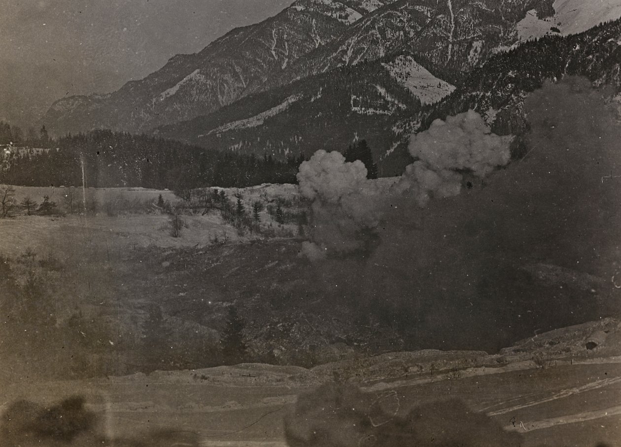 Albumi "Oma maailmansota - muistoja Lounaisrintamasta Kärntenissä, Italiassa, Trentino-Alto Adigessa) 31.3.1915-12.11.1918 - Josef Zohlen Wien": pommi-iskut (m/w kuva) tekijältä Josef Zohles