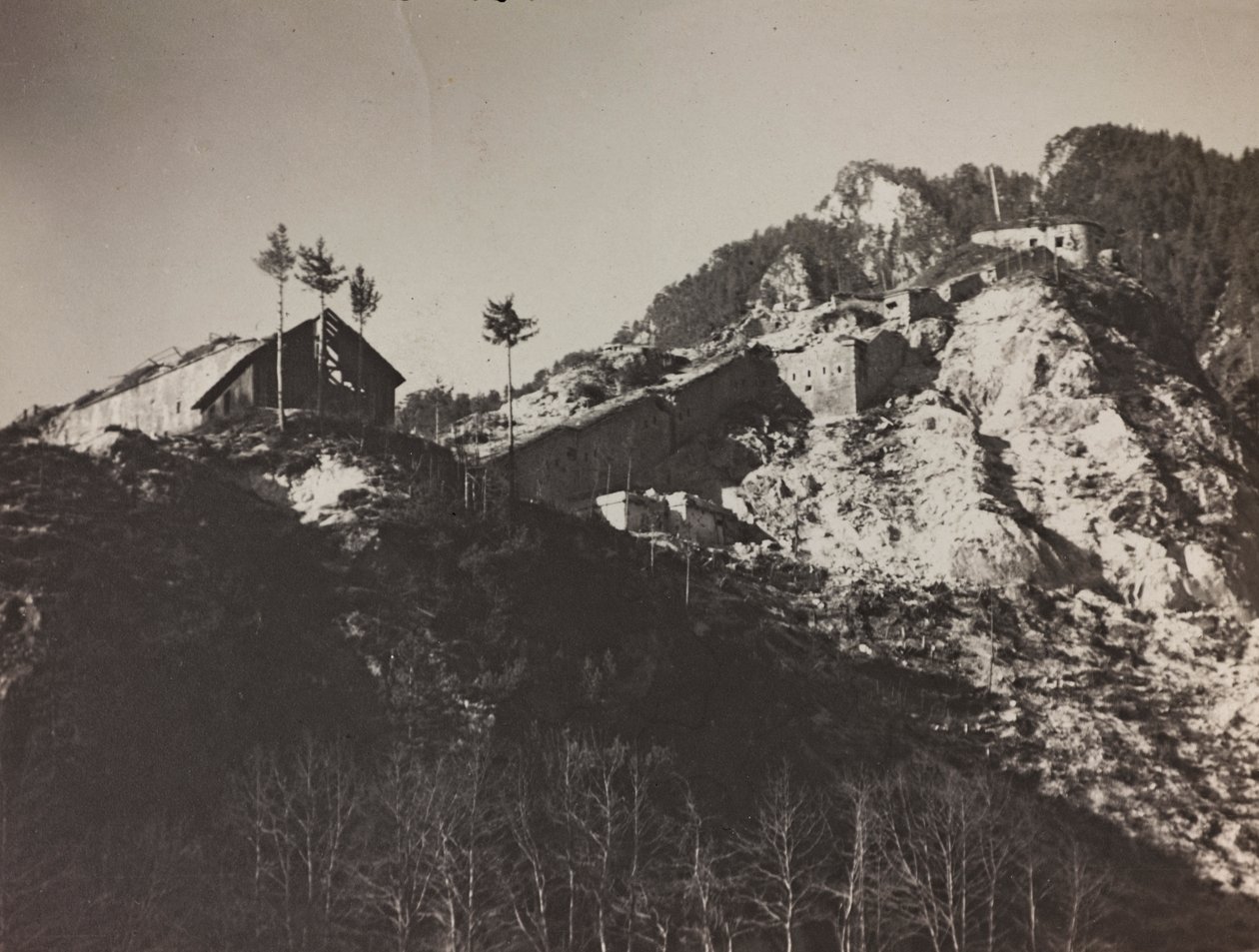 Albumi "Oma maailmansota - muistoja Lounaisrintamasta Kärntenissä, Italiassa, Trentino-Alto Adigessa) 31.3.1915-12.11.1918 - Josef Zohlen Wien": Fort Hensel (m/v kuva) tekijältä Josef Zohles