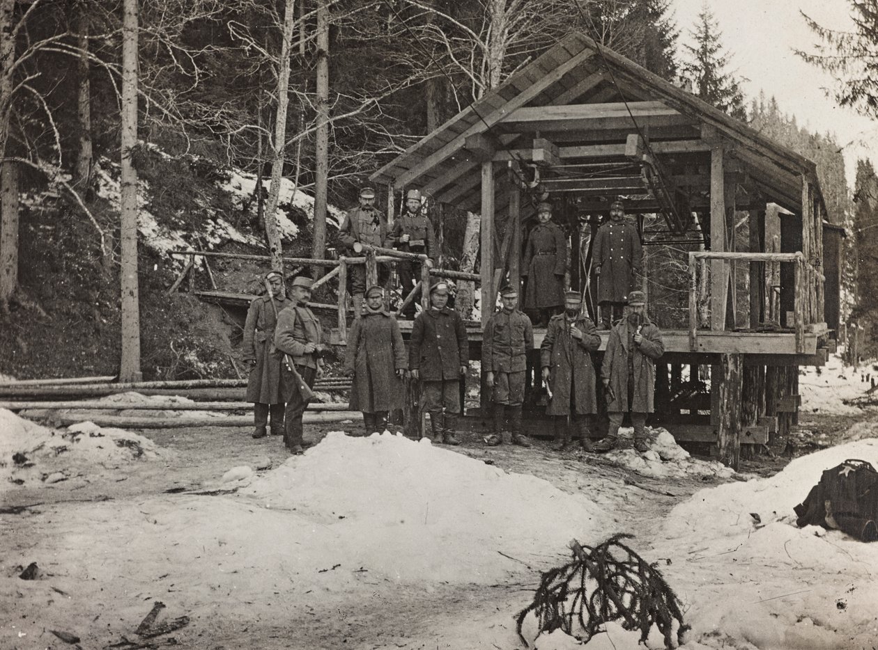 Albumi "Oma maailmansota - muistoja Lounaisrintamasta Kärntenissä, Italiassa, Trentino-Alto Adige" 31.3.1915-12.11.1918 - Josef Zohles Wien ": sotilaita kaapelin edessä tekijältä Josef Zohles