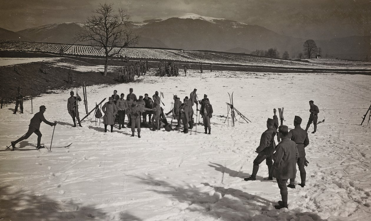 Albumi "Oma maailmansota - muistoja Lounaisrintamasta Kärntenissä, Italiassa, Trentino-Alto Adige" 31.3.1915-12.11.1918 - Josef Zohles Wien ": sotilaita suksilla (m/v kuva tekijältä Josef Zohles