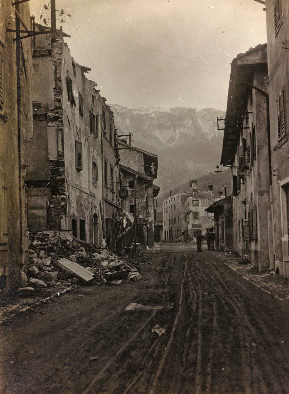 Albumi "Oma maailmansota - muistoja Lounaisrintamasta Kärntenissä, Italiassa, Trentino-Alto Adigessa) 31.3.1915-12.11.1918 - Josef Zohlen Wien": rauniota Pontebbassa (b/w pho tekijältä Josef Zohles