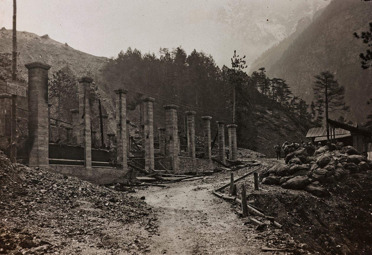 Albumi "Oma maailmansota - muistoja Lounaisrintamasta Kärntenissä, Italiassa, Trentino-Alto Adigessa) 31.3.1915-12.11.1918 - Josef Zohlen Wien": raunioista (m/w kuva) tekijältä Josef Zohles