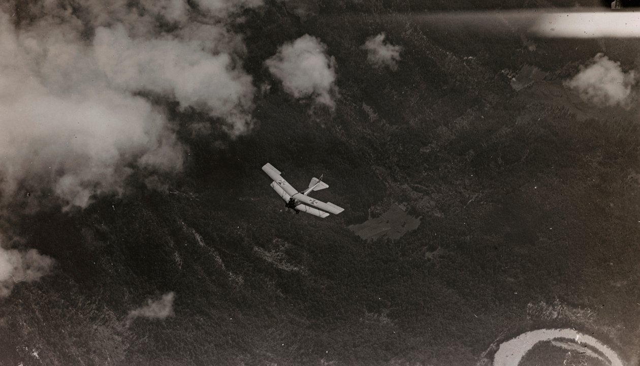 Albumi "Oma maailmansota - muistoja Lounaisrintamasta Kärntenissä, Italiassa, Trentino-Alto Adige" 31.3.1915-12.11.1918 - Josef Zohles Wien ": itävaltalainen lentokone lentää yli tekijältä Josef Zohles