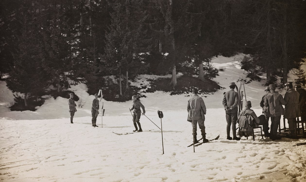 Albumi "Oma maailmansota - muistoja Lounaisrintamasta Kärntenissä, Italiassa, Trentino-Alto Adige" 31.3.1915-12.11.1918 - Josef Zohles Wien ": sotilaita suksilla (m/v kuva tekijältä Josef Zohles