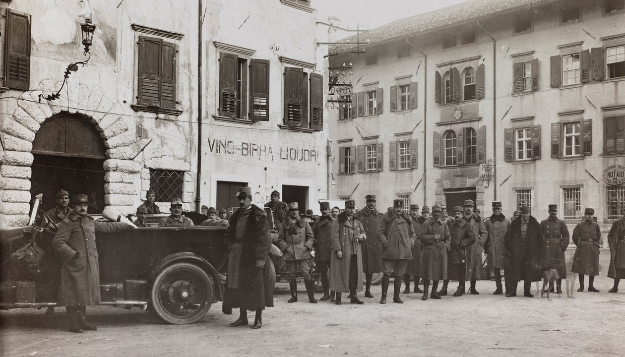 Albumi "Oma maailmansota - muistoja Lounaisrintamasta Kärntenissä, Italiassa, Trentino-Alto Adige" 31.3.1915-12.11.1918 - Josef Zohles Wien ": sotilaita Tolmezzossa (b/w p tekijältä Josef Zohles