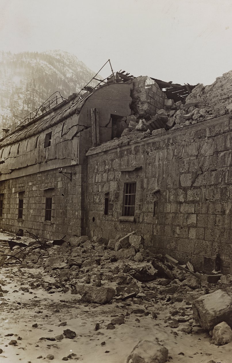 Albumi "Meine weltkriegs - Erinnerungen South-West Front (Kärnten, Italia, Etelä-Tiroli) (Minun maailmansota - muistoja Lounaisrintamasta Kärntenissä, Italiassa, Trentino-Alto Adige) 31.3.1915-12.11. 1918 - Josef Zohles Wien ": tehtaan rauniot (b/w ph tekijältä Josef Zohles