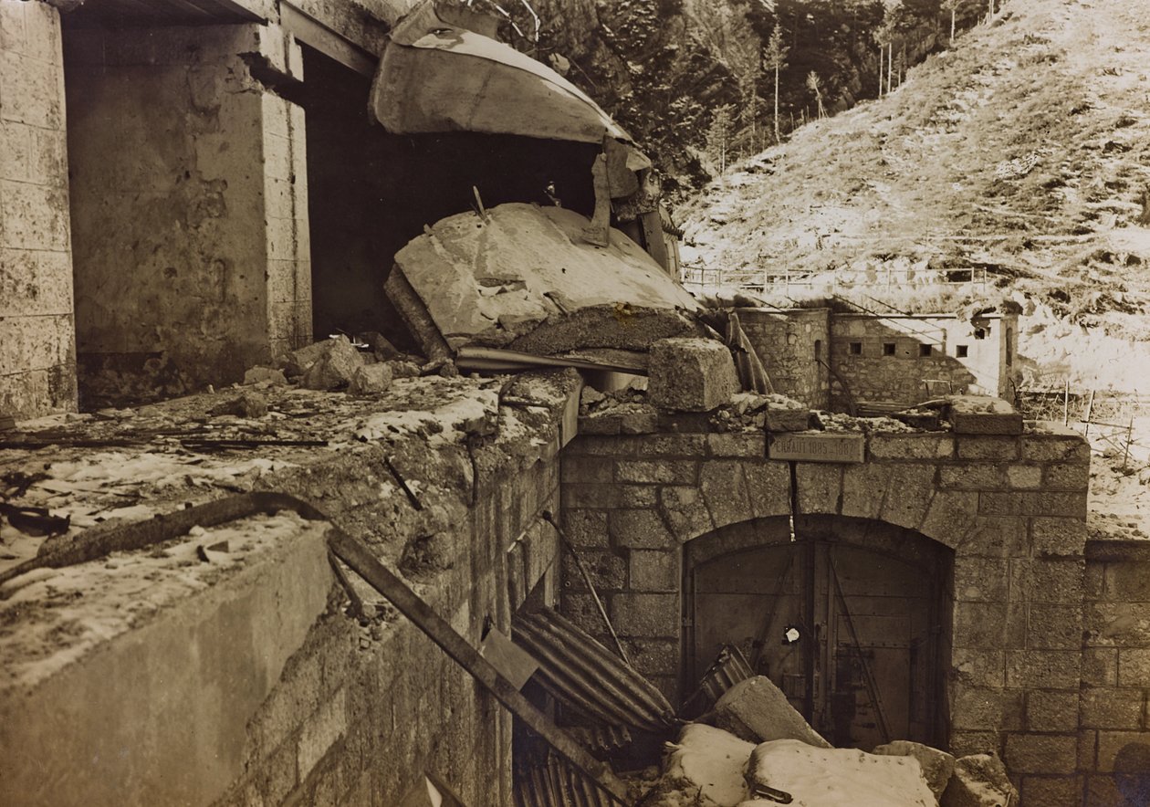 Albumi "Meine weltkriegs - Erinnerungen South-West Front (Kärnten, Italia, Etelä-Tiroli) (Minun maailmansota - muistoja Lounaisrintamasta Kärntenissä, Italiassa, Trentino-Alto Adige) 31.3.1915-12.11. 1918 - Josef Zohles Wien ": tehtaan rauniot (b/w ph tekijältä Josef Zohles