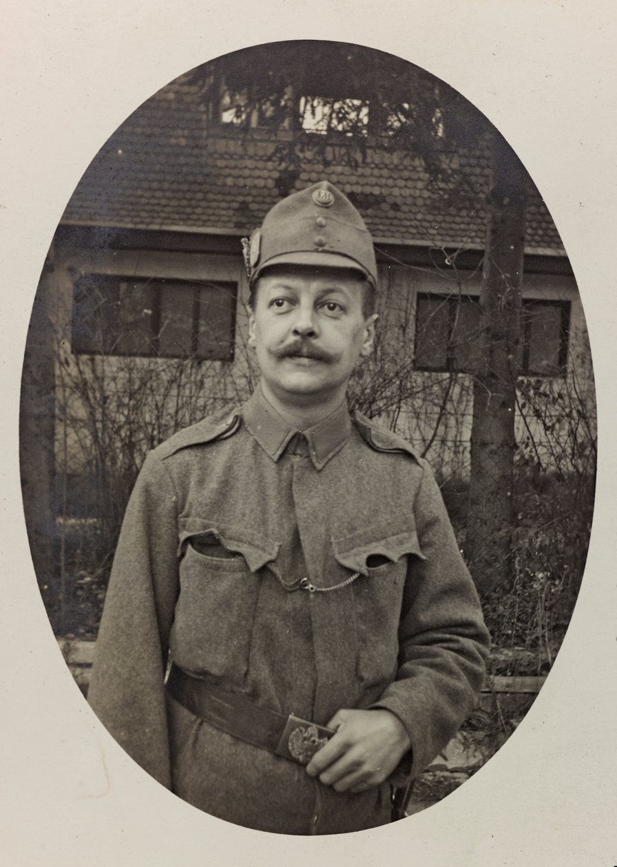 Albumi "Oma maailmansota - muistoja Lounaisrintamasta Kärntenissä, Italiassa, Trentino-Alto Adigessa) 31/03/1915-12/11/1918 - Josef Zohles Wien": sotilaan muotokuva (b/w ph tekijältä Josef Zohles
