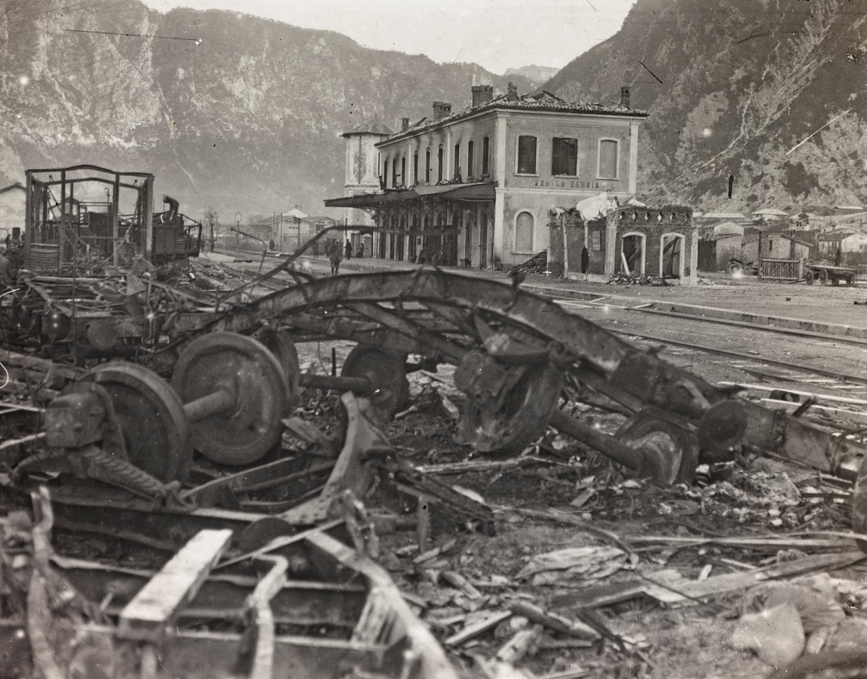 Albumi "Meine weltkriegs - Erinnerungen South-West Front (Kärnten, Italia, Etelä-Tiroli) (Minun maailmansota - muistoja Lounaisrintamasta Kärntenissä, Italiassa, Trentino-Alto Adige) 31.3.1915-12.11. 1918 - Josef Zohles Wien ": kivimurska ja metalliromu os tekijältä Josef Zohles
