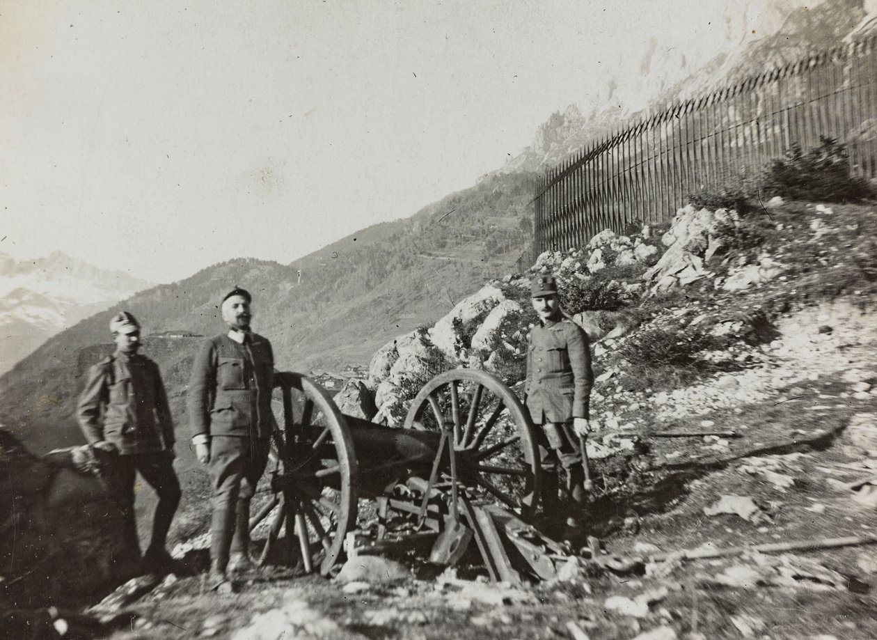 Albumi "Oma maailmansota - muistoja Lounaisrintamasta Kärntenissä, Italiassa, Trentino-Alto Adige" 31/03/1915-12/11/1918 - Josef Zohles Wien ": sotilaita kanuunalla (b/w p tekijältä Josef Zohles