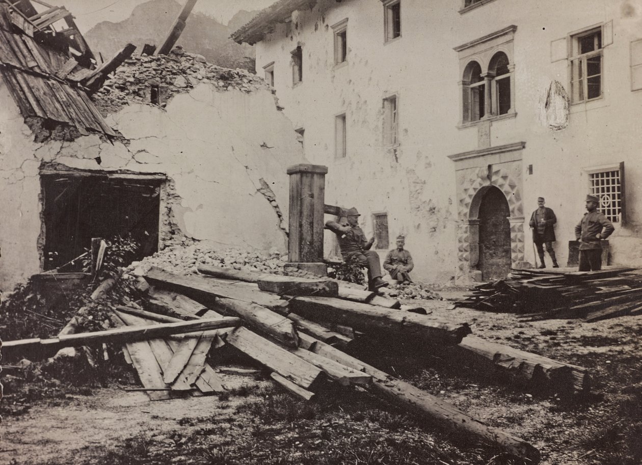 Albumi "Oma maailmansota - muistoja Lounaisrintamasta Kärntenissä, Italiassa, Trentino-Alto Adige" 31.3.1915-12.11.1918 - Josef Zohles Wien ": sotilaita ja rauniota Valbissa tekijältä Josef Zohles