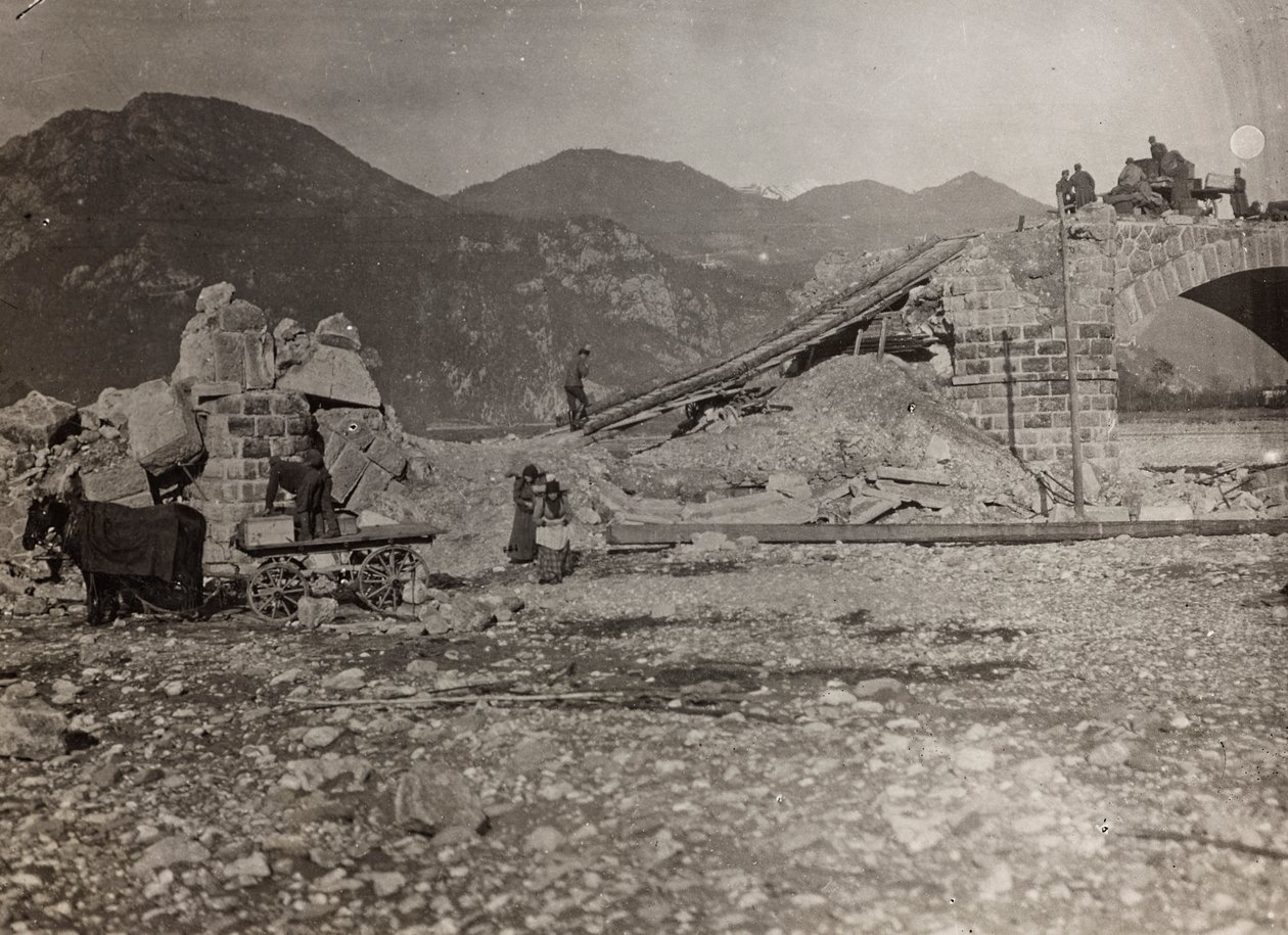 Albumi "Meine weltkriegs - Erinnerungen South-West Front (Kärnten, Italia, Etelä-Tiroli) (Minun maailmansota - muistoja Lounaisrintamasta Kärntenissä, Italiassa, Trentino-Alto Adige) 31.3.1915-12.11. 1918 - Josef Zohles Wien ": sillan rauniot tekijältä Josef Zohles