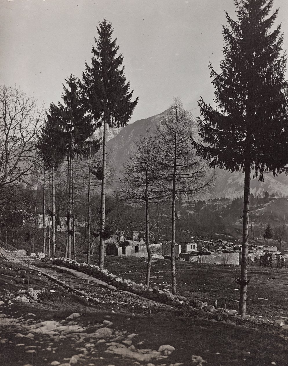 Albumi "Oma maailmansota - muistoja Lounaisrintamasta Kärntenissä, Italiassa, Trentino-Alto Adigessa) 31.3.1915-12.11.1918 - Josef Zohlen Wien": Plicznan rauniot (m/v kuva tekijältä Josef Zohles
