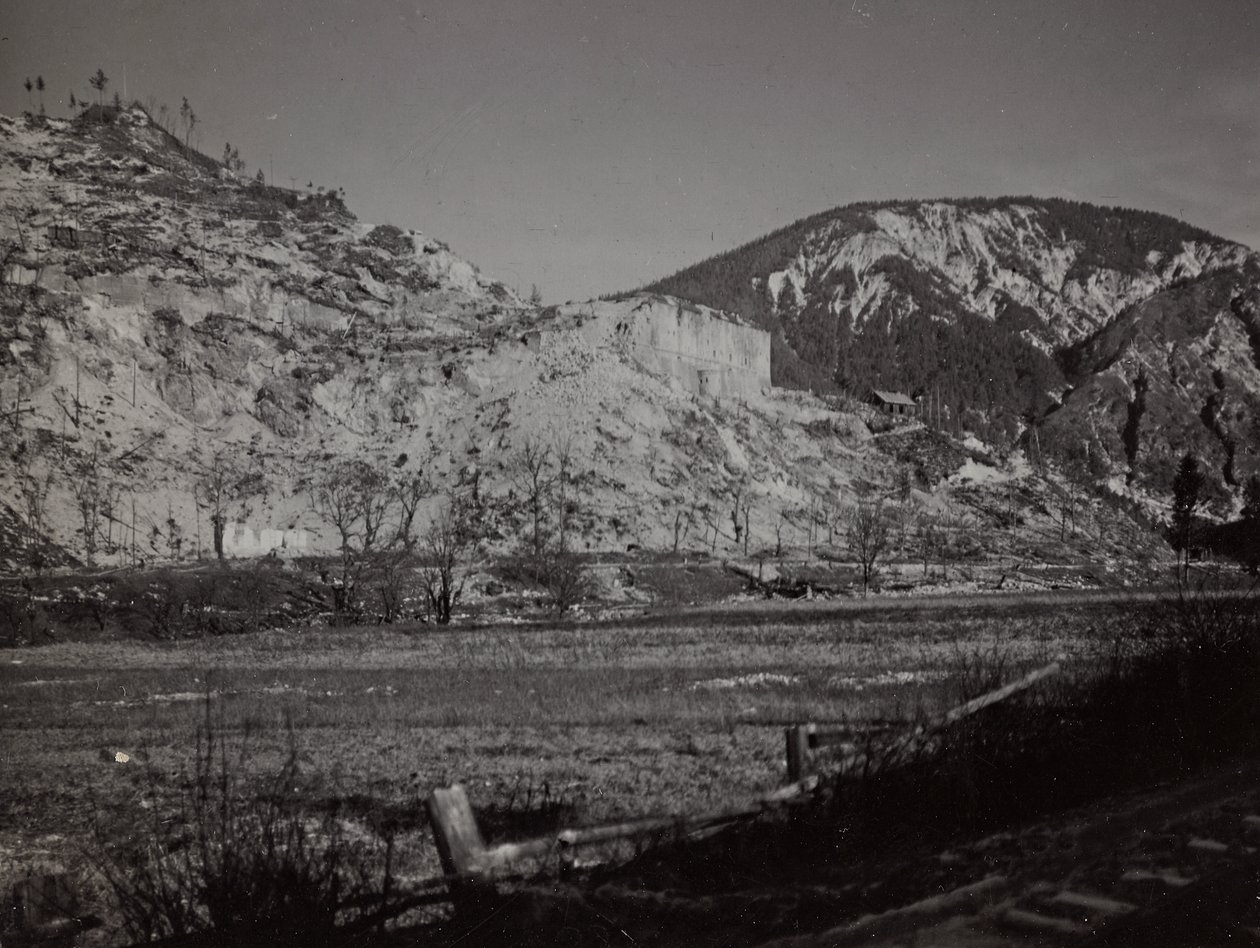 Albumi "Oma maailmansota - muistoja Lounaisrintamasta Kärntenissä, Italiassa, Trentino-Alto Adigessa) 31.3.1915-12.11.1918 - Josef Zohlen Wien": Fort Hensel (m/v kuva) tekijältä Josef Zohles