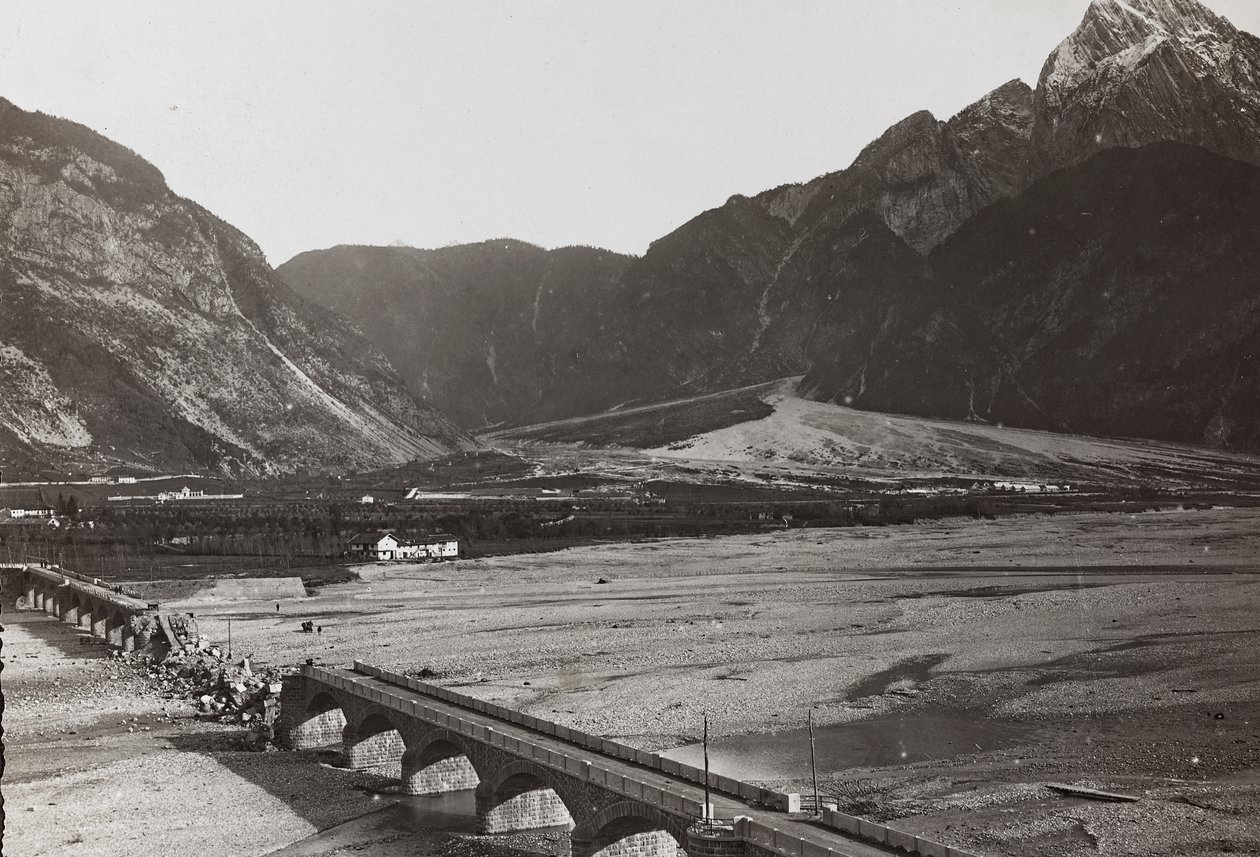 Albumi "Oma maailmansota - muistoja Lounaisrintamasta Kärntenissä, Italiassa, Trentino-Alto Adige" 31.3.1915-12.11.1918 - Josef Zohlen Wien": silta Tagliamentossa (b/w tekijältä Josef Zohles
