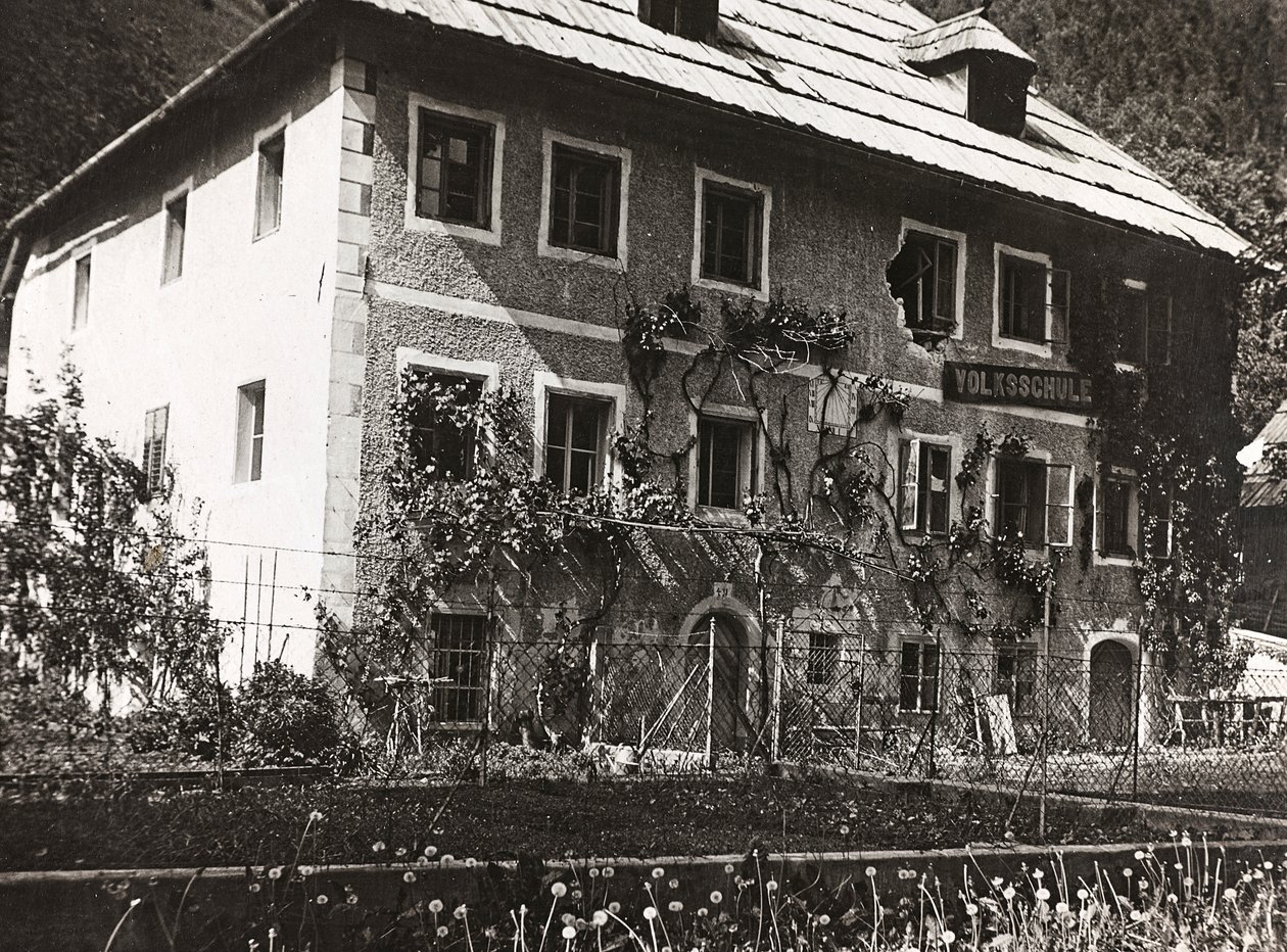 Albumi "Oma maailmansota - muistoja Lounaisrintamasta Kärntenissä, Italiassa, Trentino-Alto Adigessa) 31.3.1915-12.11.1918 - Josef Zohles Wien": Malborghen peruskoulu tekijältä Josef Zohles