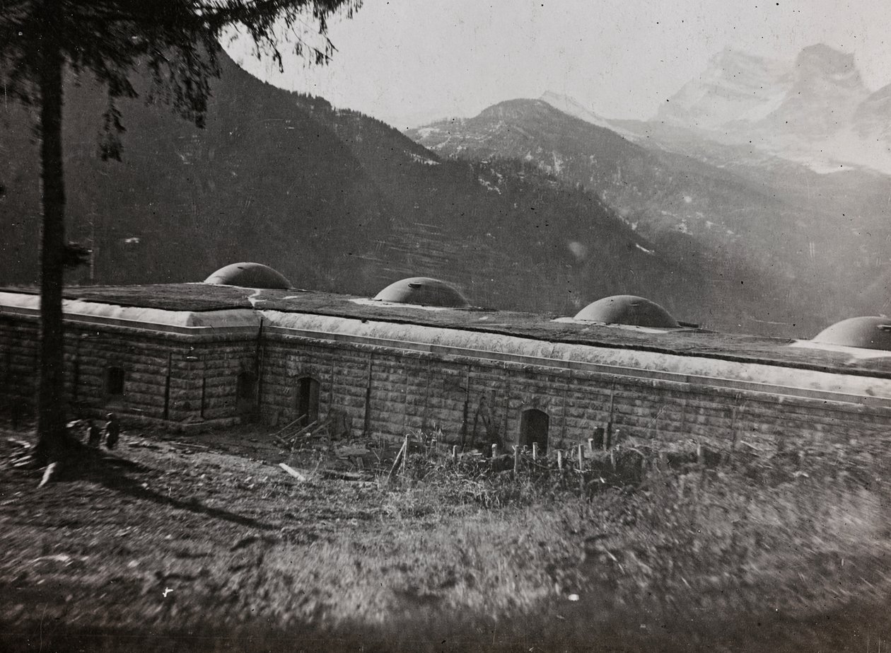 Albumi "Oma maailmansota - muistoja Lounaisrintamasta Kärntenissä, Italiassa, Trentino-Alto Adigessa) 31.3.1915-12.11.1918 - Josef Zohles Wien": italialainen linnoitus (b/w pho tekijältä Josef Zohles