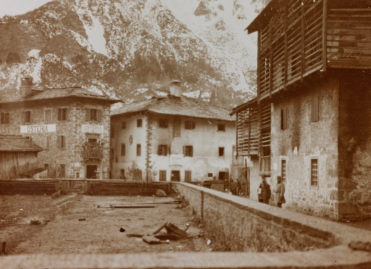 Albumi "Oma maailmansota - muistoja Lounaisrintamasta Kärntenissä, Italiassa, Trentino-Alto Adigessa) 31.3.1915-12.11.1918 - Josef Zohles Wien": näkymä Chiusafortelle (b/w ph tekijältä Josef Zohles