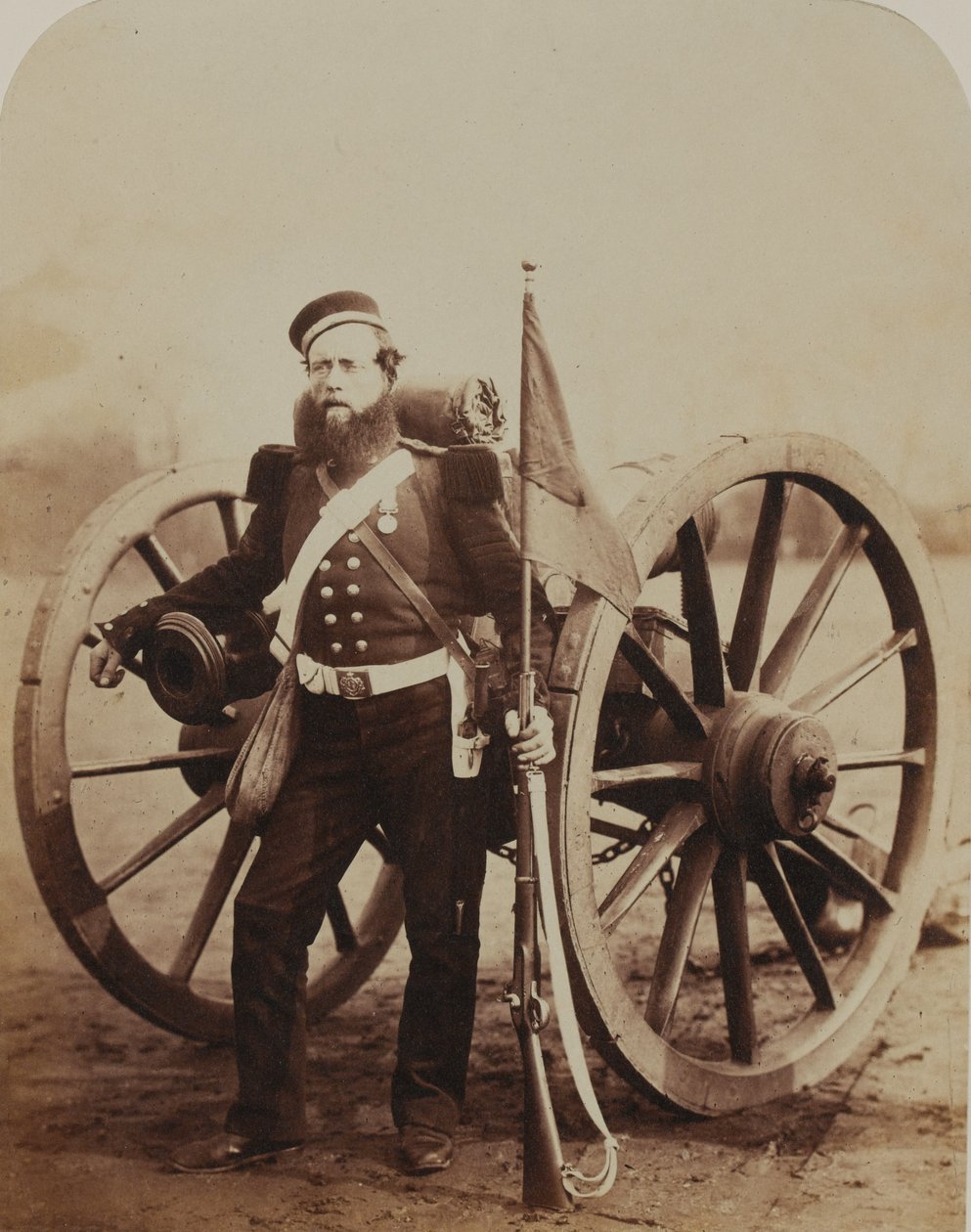 Kersantti William Russell, kuninkaallinen tykistö, 1856 (seepiakuva). tekijältä Robert Howlett