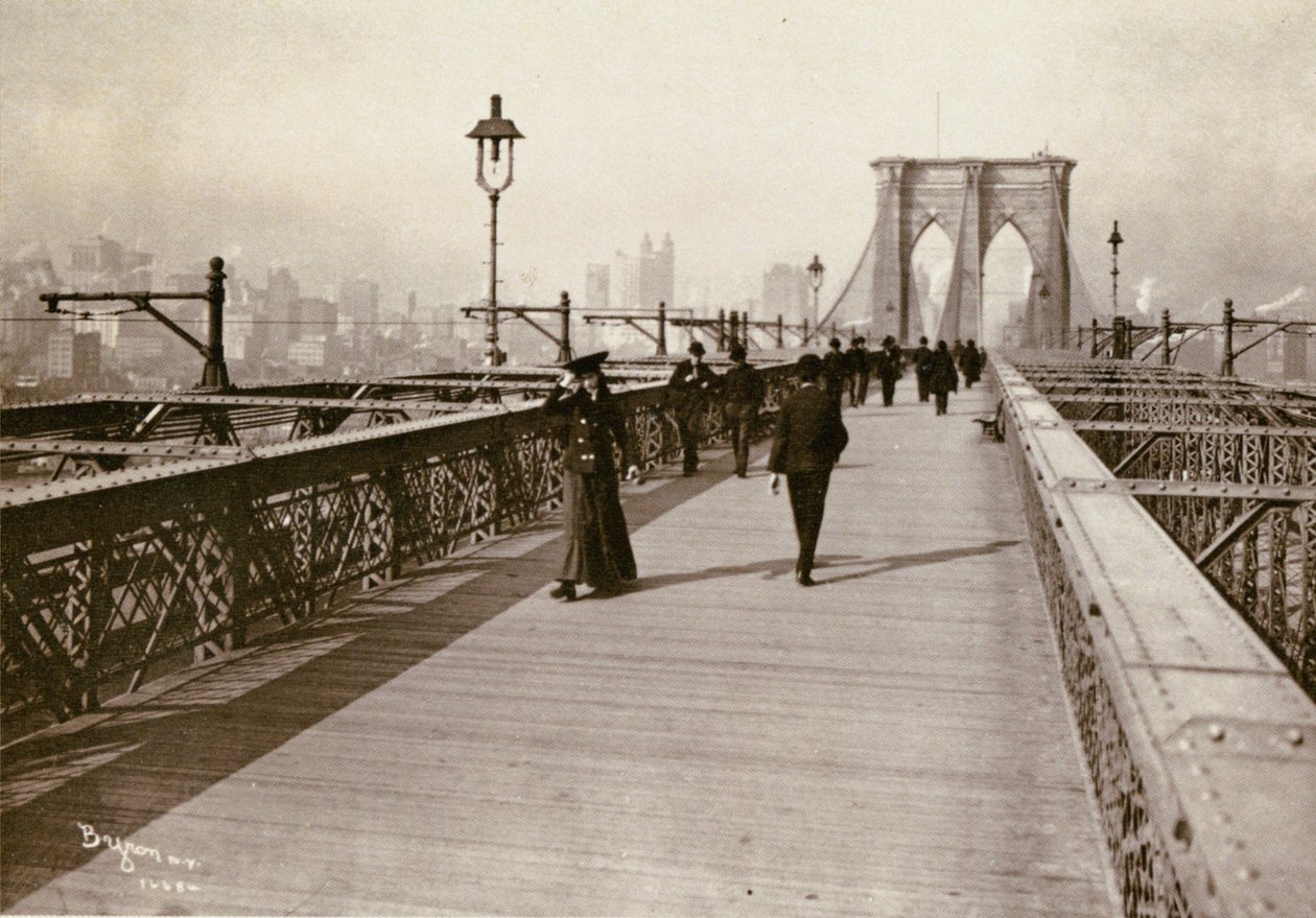 Brooklyn Bridge Promenade, Manhattania kohti, 1903 (bw postikortti) tekijältä Joseph Byron