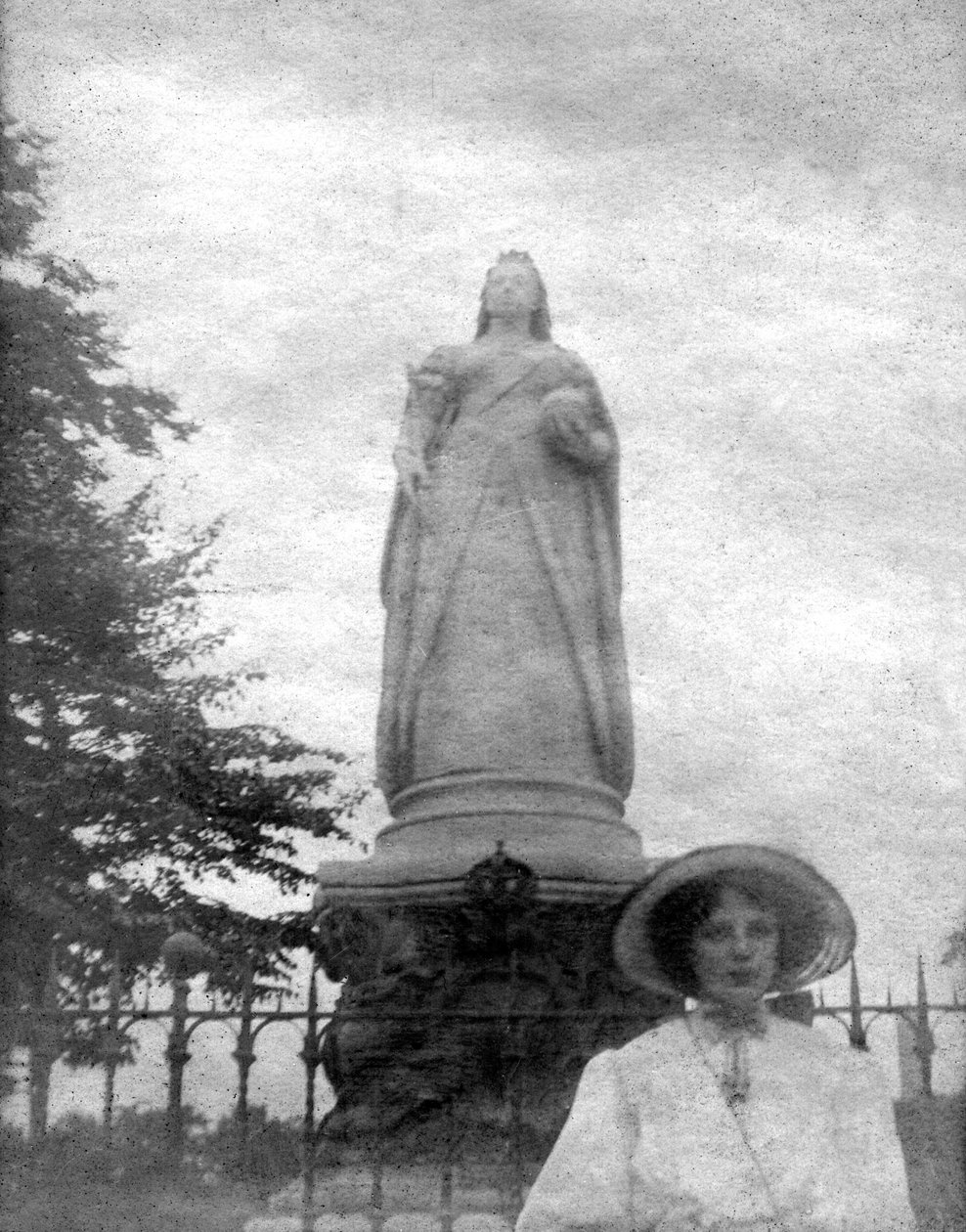 Queen Victorias -patsas, College Green, Bristol, 1900-luku tekijältä Joseph Edgar Boehm