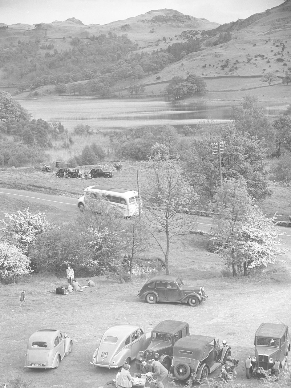 Rydal Wateriin pysäköityjen autojen ryhmä tekijältä Joseph Hardman