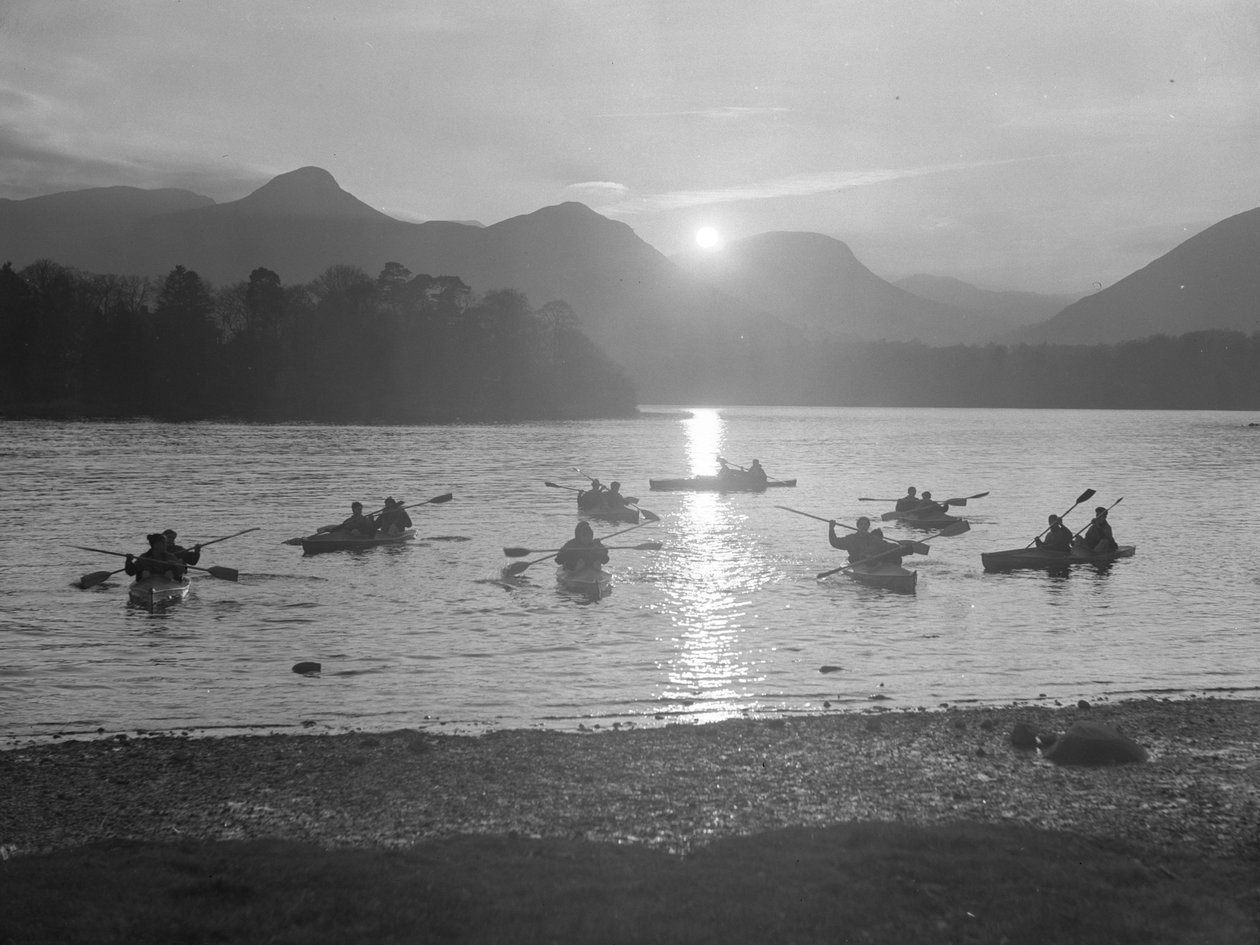 Näkymä ihmisistä, jotka melovat Derwentwaterilla joko auringonnousun tai auringonlaskun aikaan. tekijältä Joseph Hardman