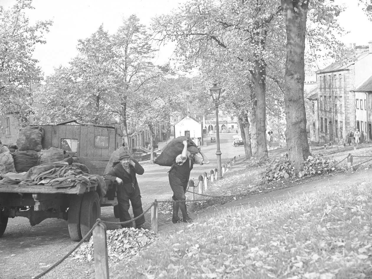 Kuorma-auto kadulla ja kaksi hiilimiestä kantamassa hiilisäkkejä. tekijältä Joseph Hardman