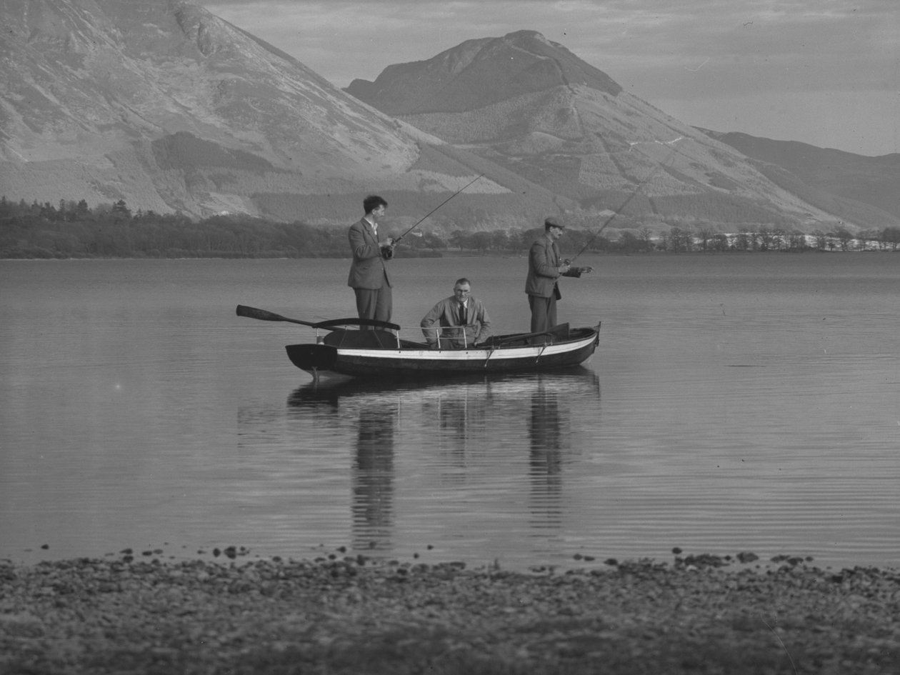 Kolme miestä soutuveneessä järvellä kalastamassa, yksi mies on merellä; merimaisema;ted, taustalla tunturit tekijältä Joseph Hardman