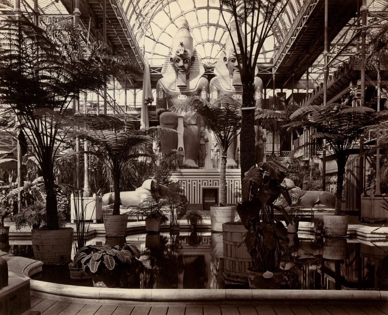 Kristallipalatsi Lontoossa: pohjoisen poikkiristeyksen sisäpuoli, n. 1870 (b/w kuva) tekijältä Joseph Paxton