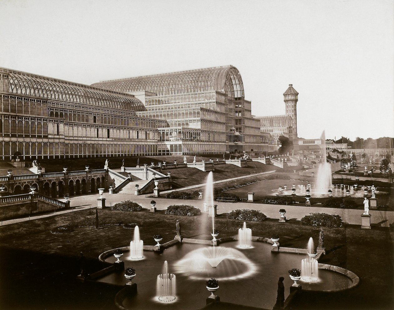 Kristallipalatsi Lontoossa: puutarhat ja suihkulähteet, n. 1870 (b/w kuva) tekijältä Joseph Paxton
