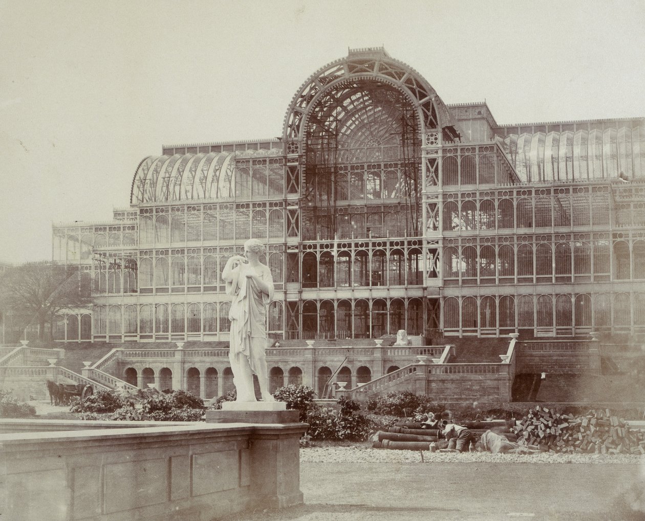South Transept, toisesta terassista, painettu julkaisussa "Photographic Views of the Progress of the Crystal Palace, Sydenham" tekijältä Joseph Paxton