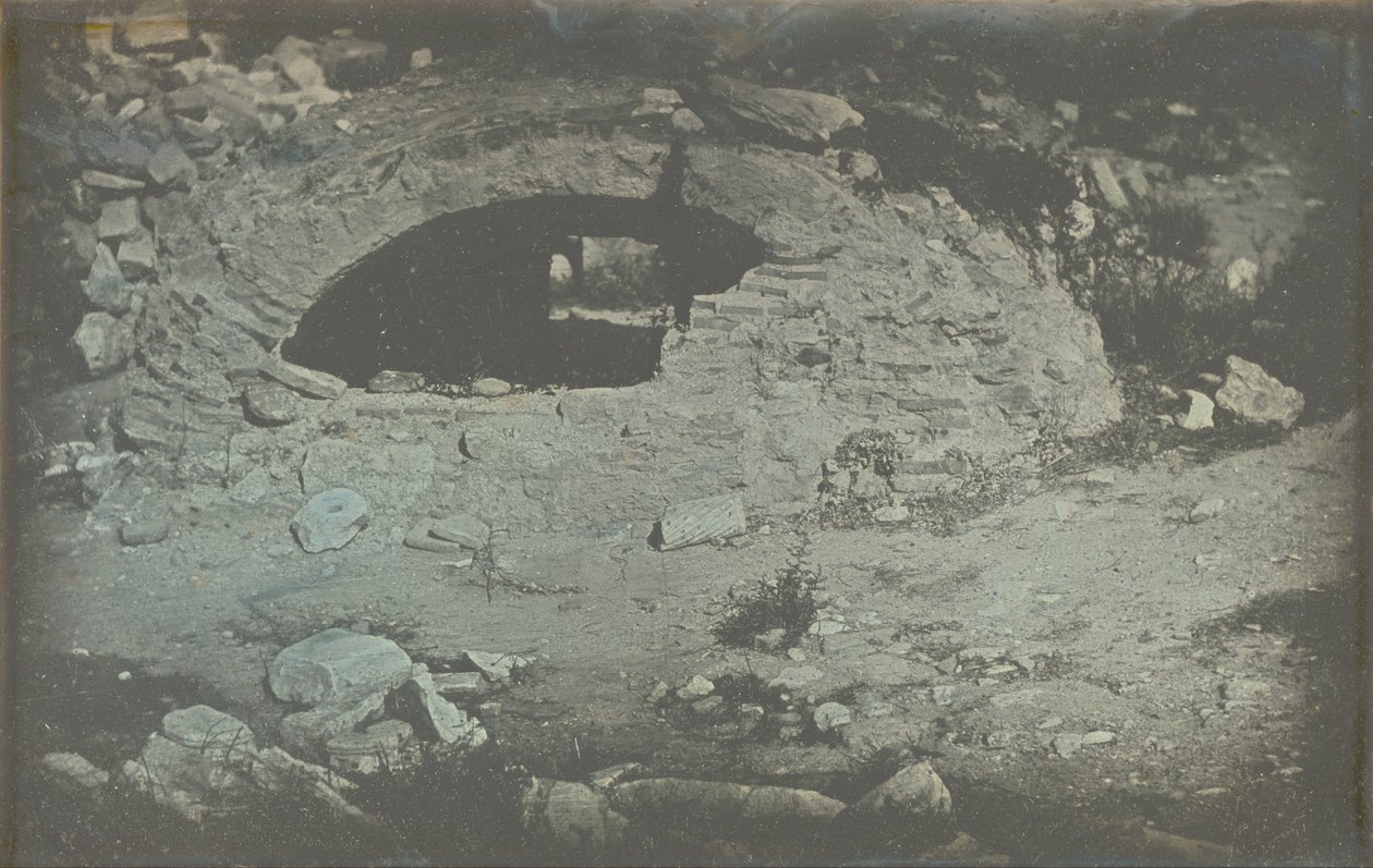 Athènes. T.[emple] de Min.[erve] Poliade (1er plans) / [Cistern avautuu Erectheionin juurella, Akropolis, Ateena.] tekijältä Joseph Philibert Girault De Prangey