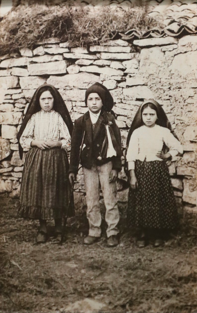 Fatiman pyhäkkö. Lucia dos Santos ja hänen serkkunsa Francisco ja Jacinta Marto. Fatiman Neitsyt Maria. Portugali. tekijältä Joshua Benoliel