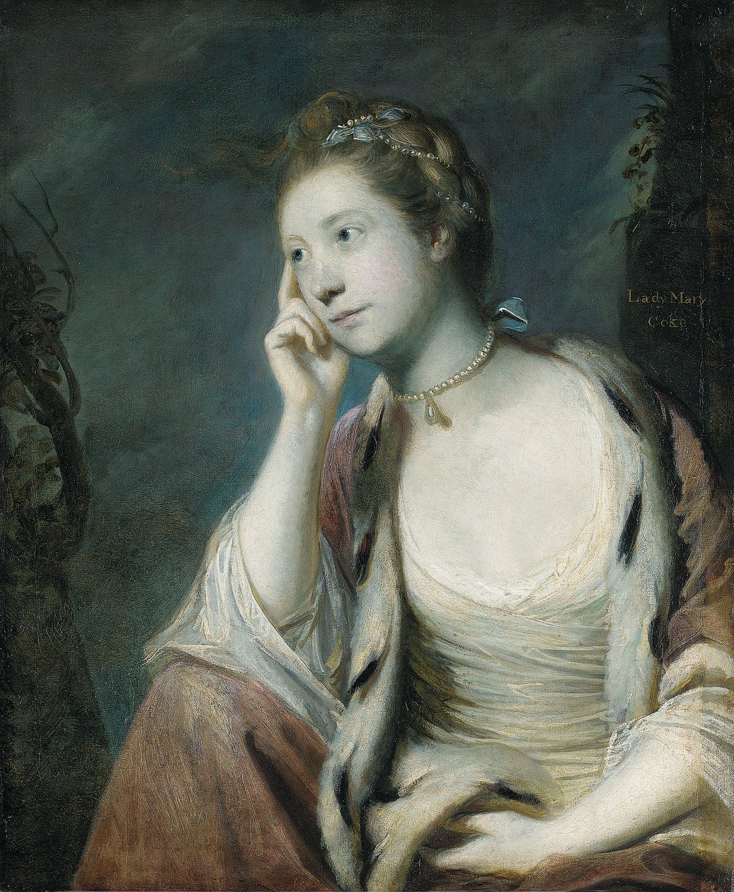 Muotokuva Lady Mary Cokesta, puolipitkä, hermelline-reunaisessa punaisessa viitassa tekijältä Joshua Reynolds