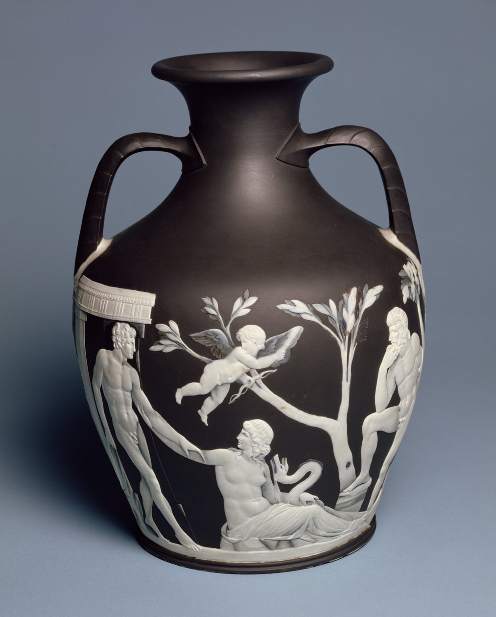 Portland Maljakko, jonka omistaa Erasmus Darwin, kopio alkuperäisestä British Museumissa, Etruriassa, n. 1789-1790 (musta jaspis levitetyllä valkoisella jaspisella) tekijältä Josiah Wedgwood