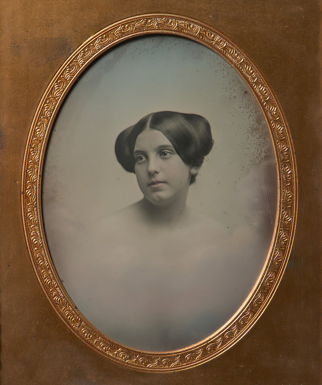 Nuori nainen kahdessa sämpylässä muotoiltuja hiuksia, 1850-luku. Tekijät: Josiah Johnson Hawes, Albert Sands Southworth. tekijältä Josiah Johnson Hawes, Albert Sands Southworth