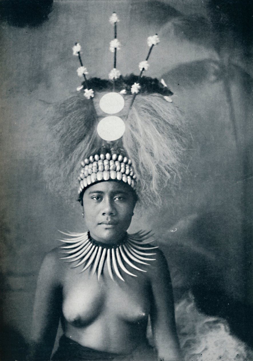 Samoalainen nainen, jolla on cachalot-hampaiden kaulus ja juhlallinen päähine, 1902 tekijältä Josiah Martin