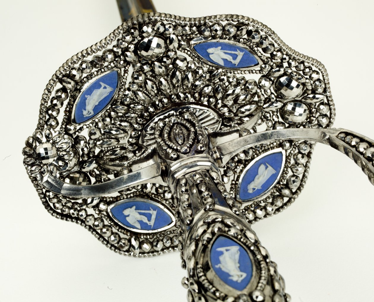 Pienen miekan yksityiskohta, n. 1790 (fasetti, kiillotettu, sinitetty ja kullattu teräs, jossa on rauta- ja jaspisesineitä) tekijältä Josiah Wedgwood