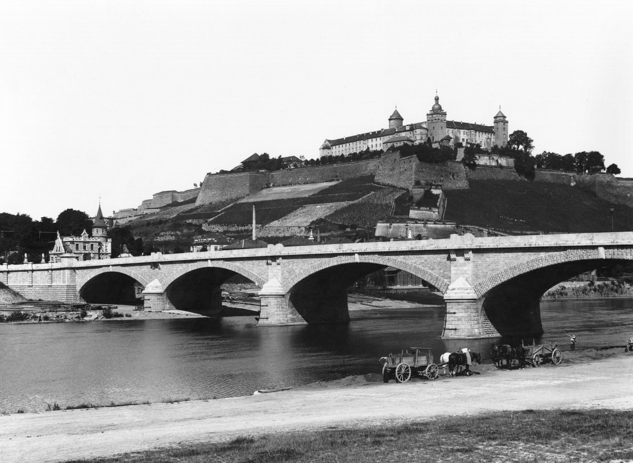 Marienbergin linnoitus nähtynä Ludwigs-sillalta, Würzburg, n. 1910 tekijältä Jousset
