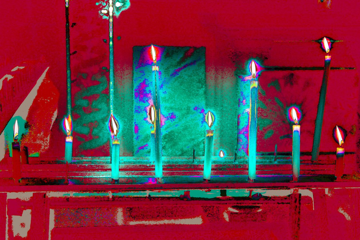 All But One, sarjasta Votive Candles, 2015 (valokuvaus) (valokuvaus) tekijältä Joy Lions