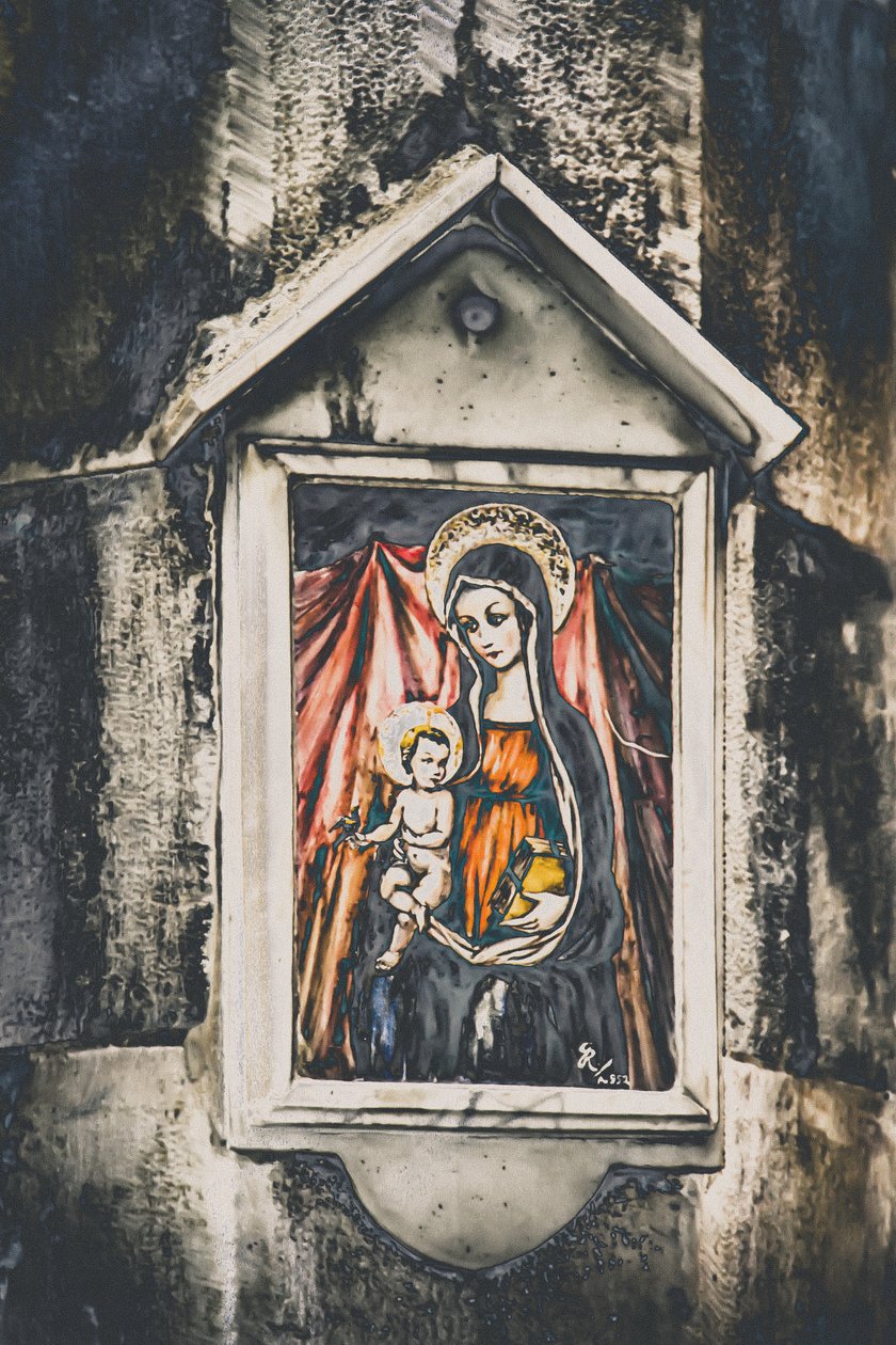 Äiti ja lapsi, sarjasta Maria ja Jeesus Savonnassa, 2015 (valokuva). tekijältä Joy Lions