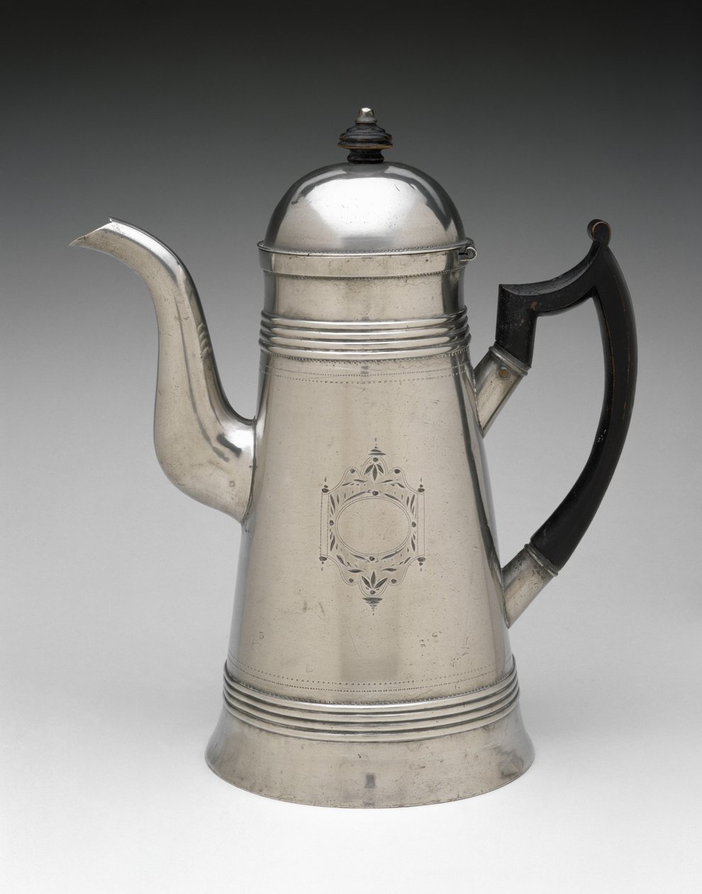 Kahvikannu, c. 1814-1825 (tina, puu) tekijältä Jr. Ebenezer Smith