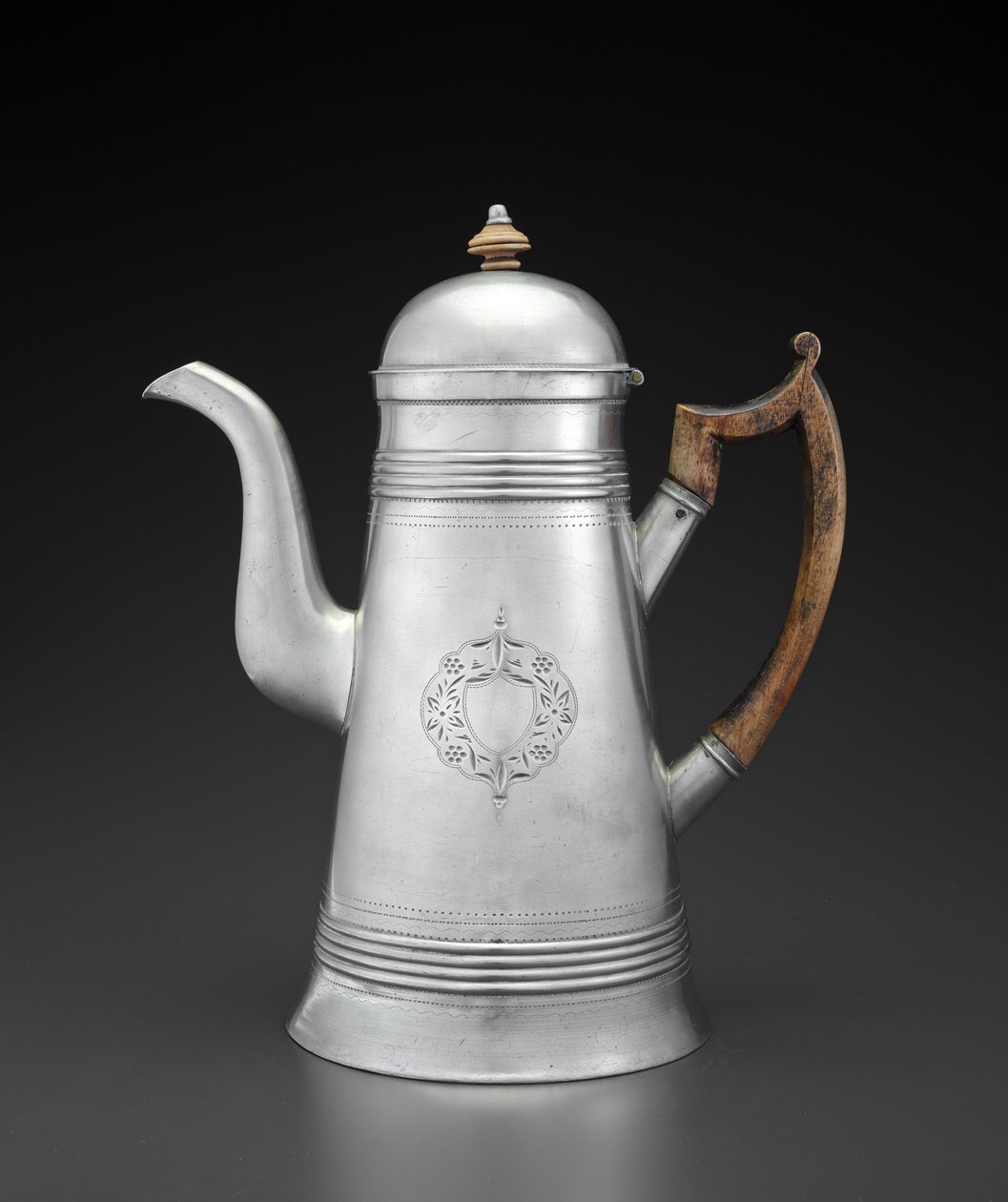 Kahvikannu, c. 1814-1825 (tina, puu) tekijältä Jr. Ebenezer Smith